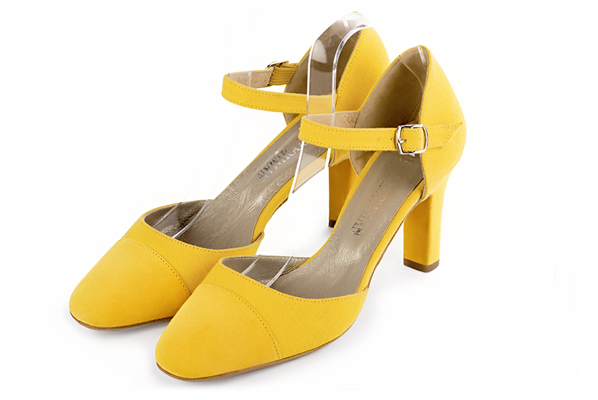 Yellow women's open side shoes, with an instep strap. Round toe. High kitten heels. Front view - Florence KOOIJMAN